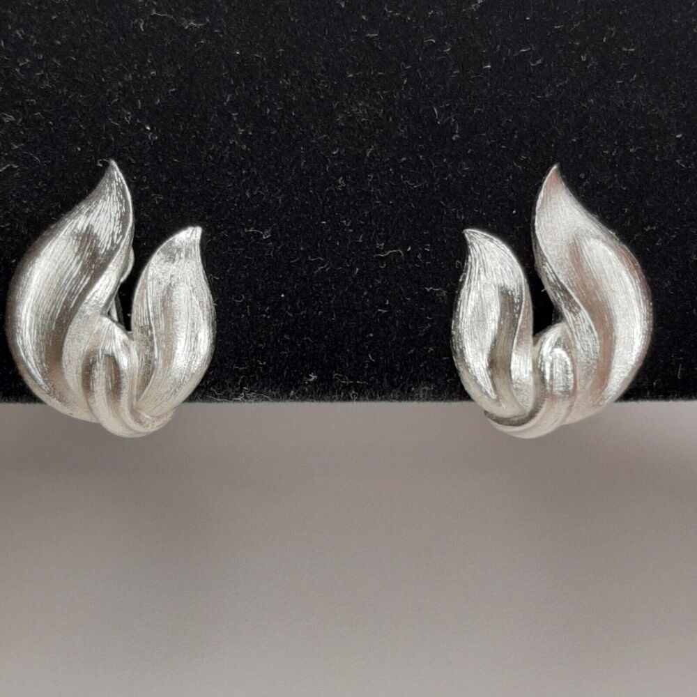 CROWN TRIFARI Vtg Clip-On Earrings Silver-Tone Swirl asymmetrical